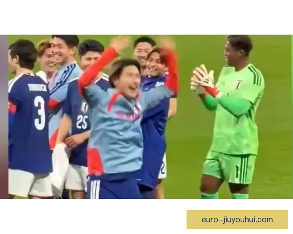 南野拓实为日本队推射破门扩大领先优势 场面激烈球迷欢呼不断